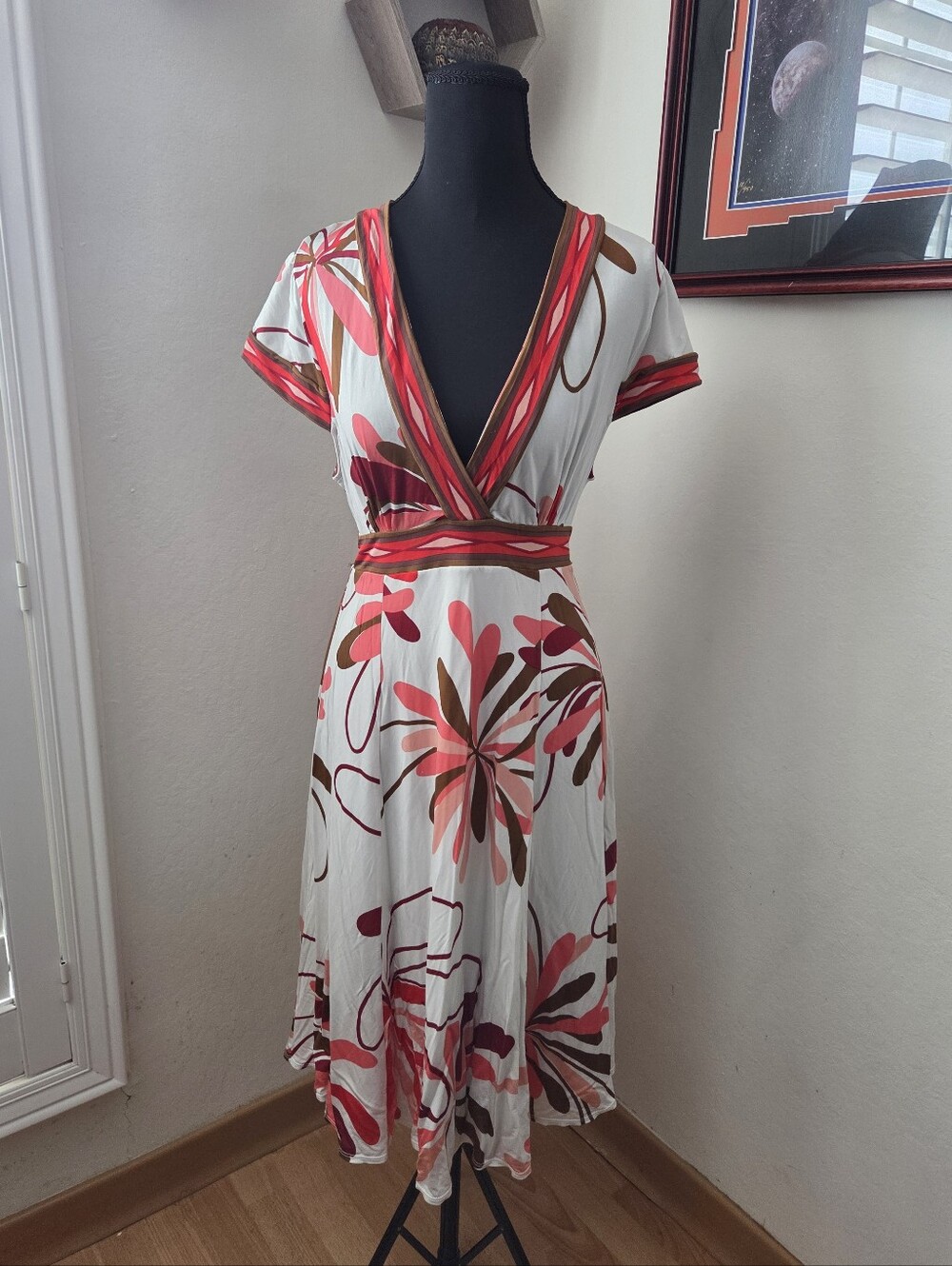 BCBGMAXAZRIA belted vneck dress with floral print on white Y2K Girly Flirty L